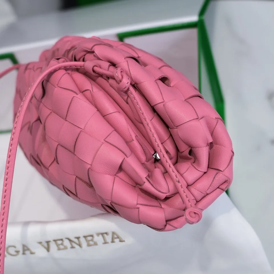 Batch 1260 large grid weaving The pouch cloud bag is the first series designed by former Celine designer Daniel Lee after joining BV. The upper body is extremely ecstatic ~ fashionable and classy ~ elegant and concise, lazy and intellectual size: 23*13*8 [Little Cloud Rough Weave#]